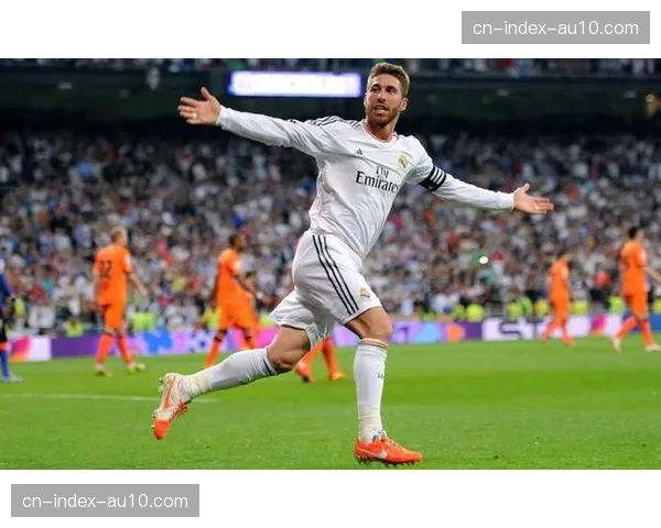 特写：前皇马队长拉莫斯重回伯纳乌，获主场球迷起立鼓掌